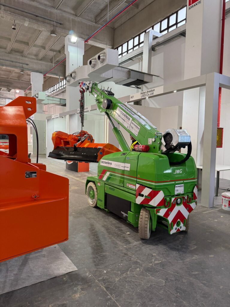 Minigru elettriche a noleggio, una soluzione efficace e flessibile per il tuo cantiere 1 PHOTO 2025 10 07 14 13 19