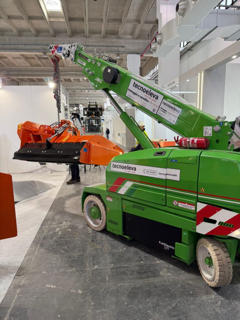 Minigru elettriche a noleggio, una soluzione efficace e flessibile per il tuo cantiere 2 minigru