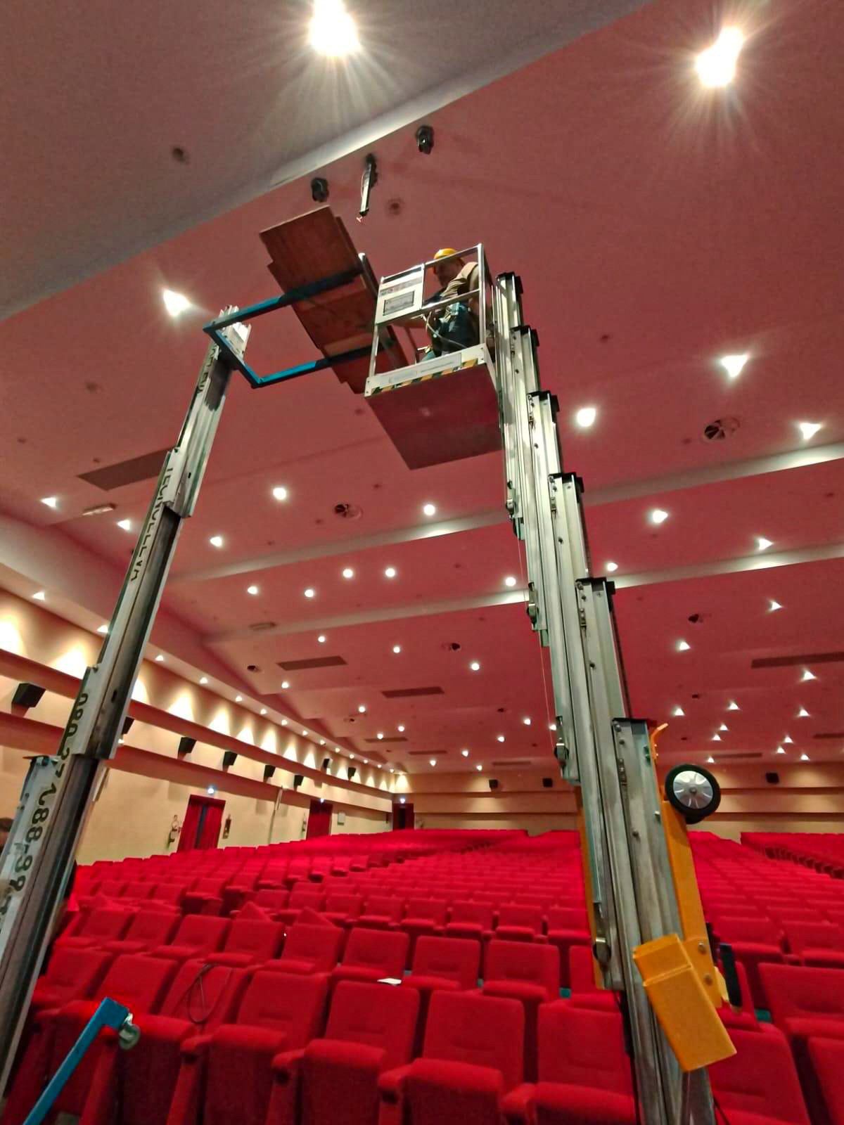 Piattaforma a Colonna Statica Haulotte Quickup 11 AC 3 Piattaforma a Colonna Statica Haulotte Quickup 11 AC