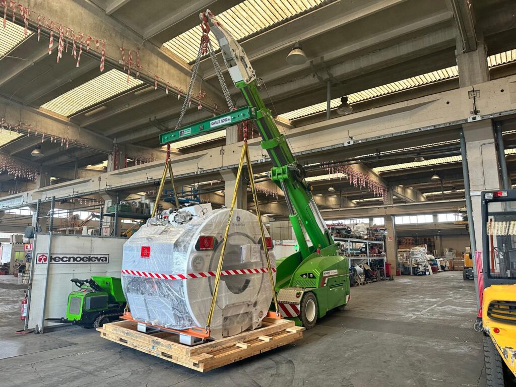 Sollevamento industriale: quali attrezzature scegliere per operazioni pesanti 1 PHOTO 2024 10 05 09 21 46