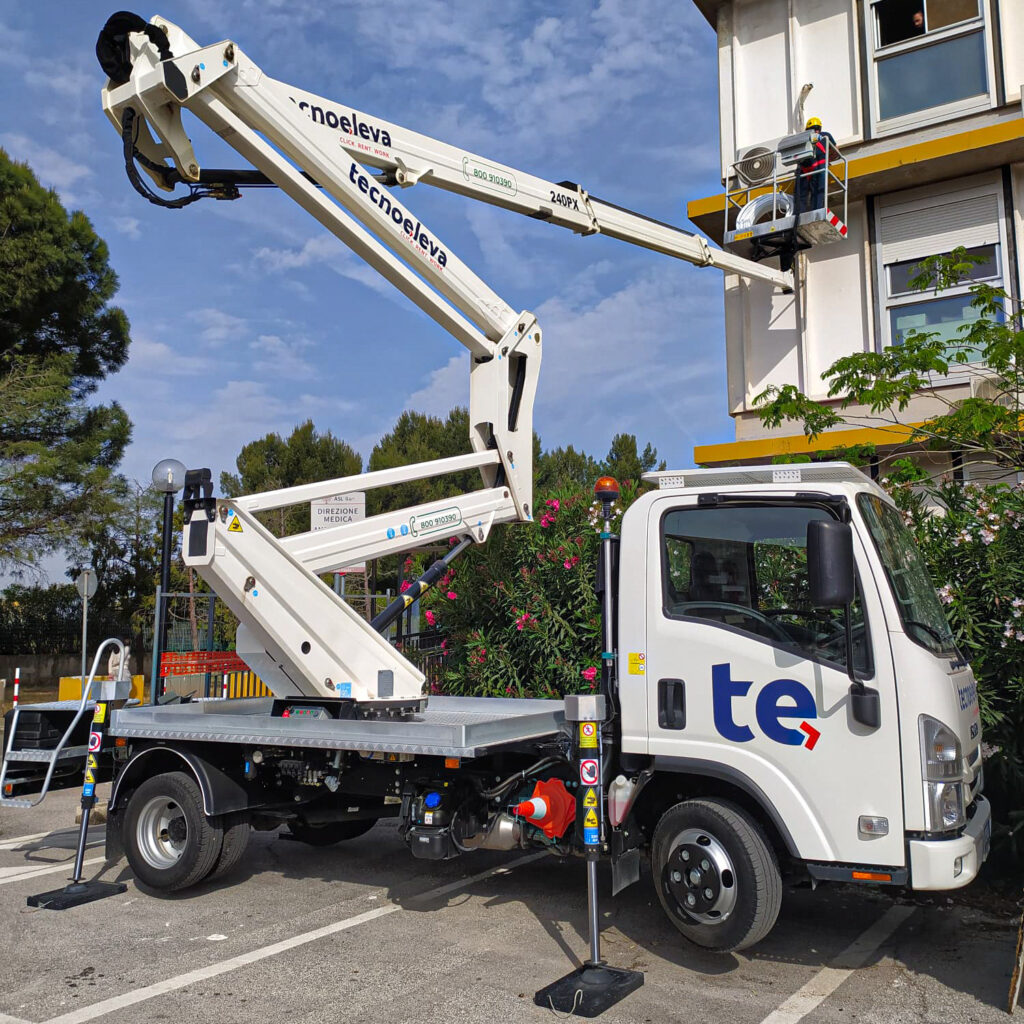 Piattaforma aerea autocarrata patente B: quando conviene? 1 Piattaforma aerea autocarrata