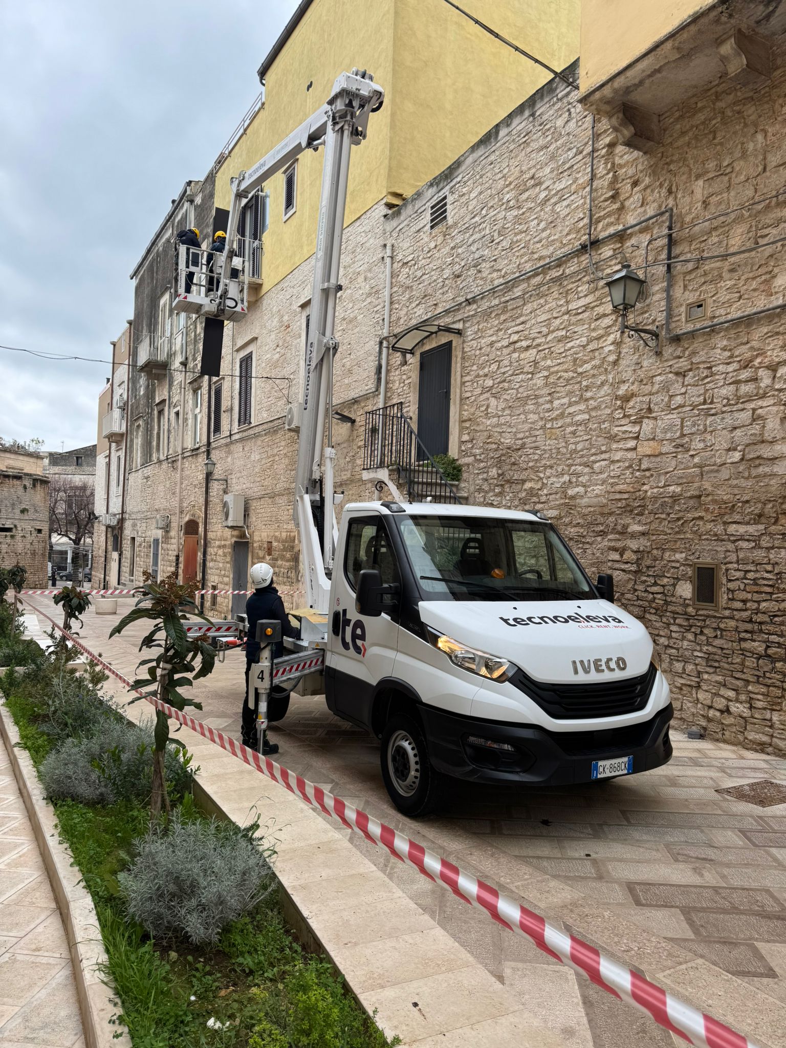 Piattaforma aerea autocarrate