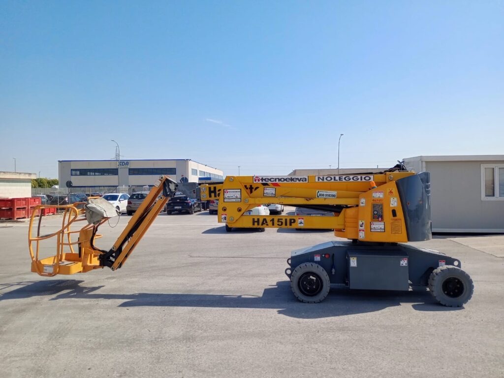 Piattaforma aerea per lavori in facciata: quale scegliere per tinteggiatura, restauro e pulizia 1 Piattaforma aerea