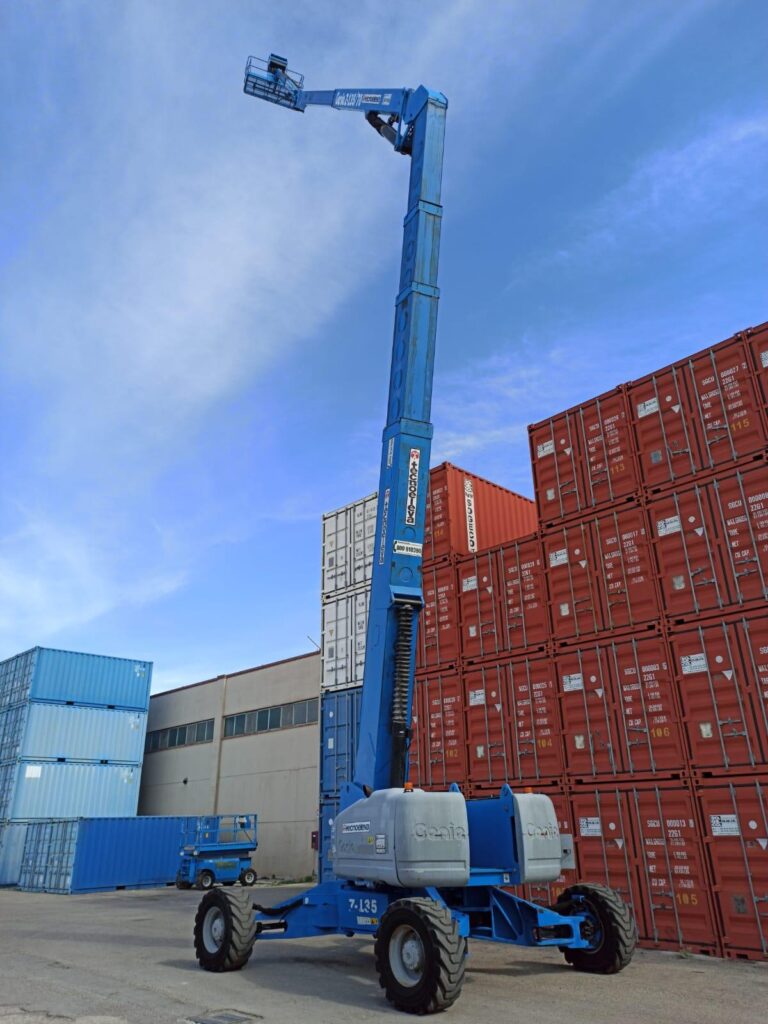 Piattaforma aerea telescopica: modelli a braccio, versioni autocarrate ed elettriche a confronto 1 Piattaforma aerea telescopica
